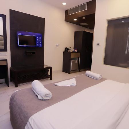 Hotel Pk Residency Noida Bagian luar foto