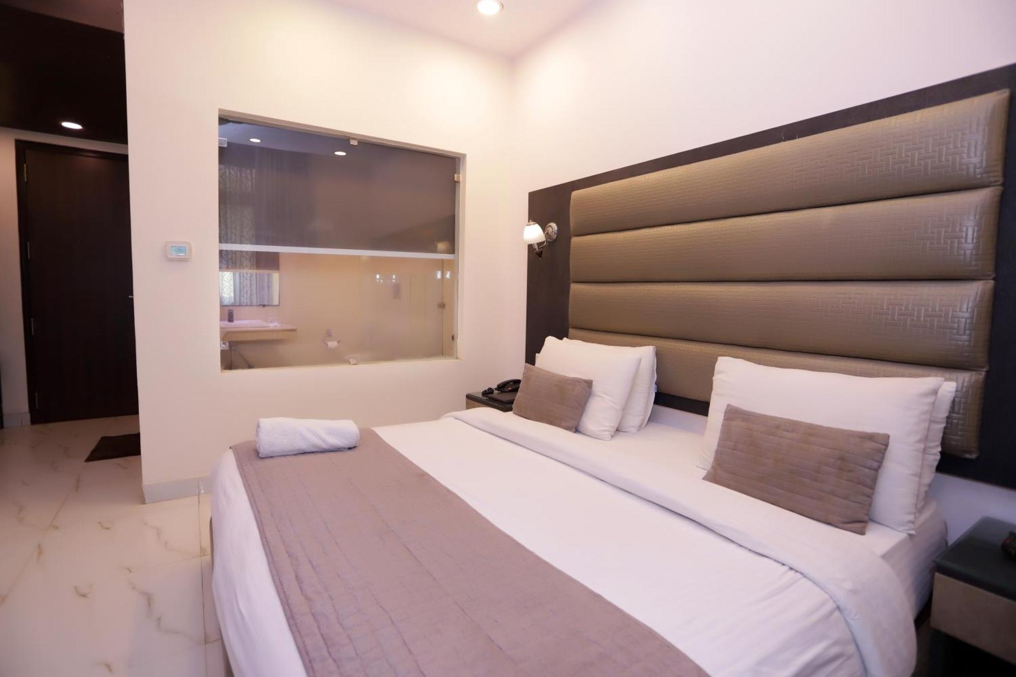 Hotel Pk Residency Noida Bagian luar foto