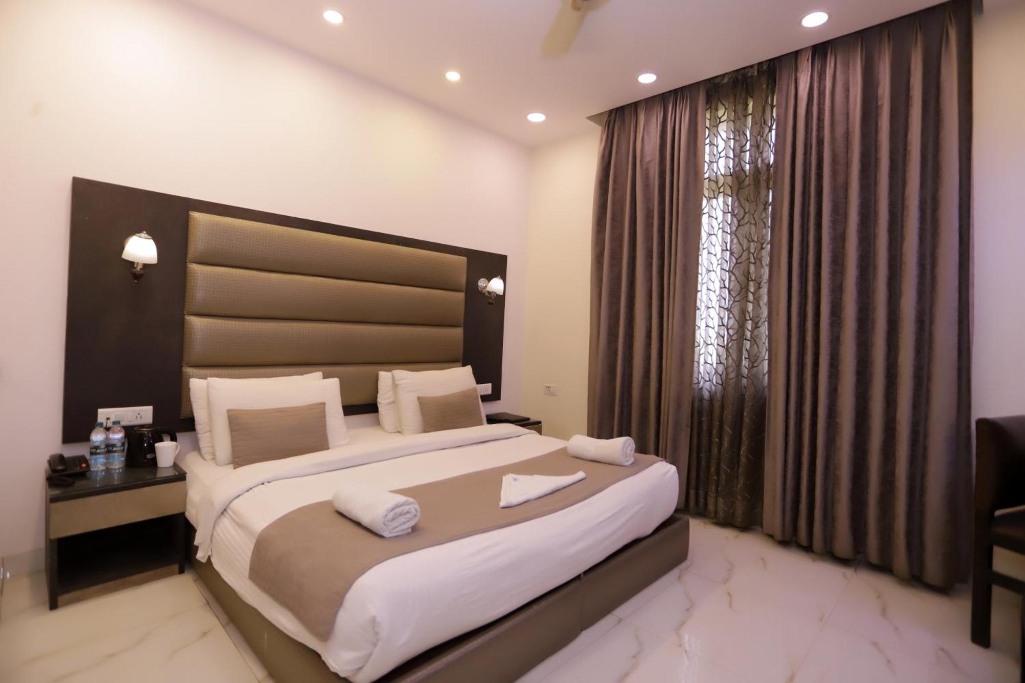 Hotel Pk Residency Noida Bagian luar foto