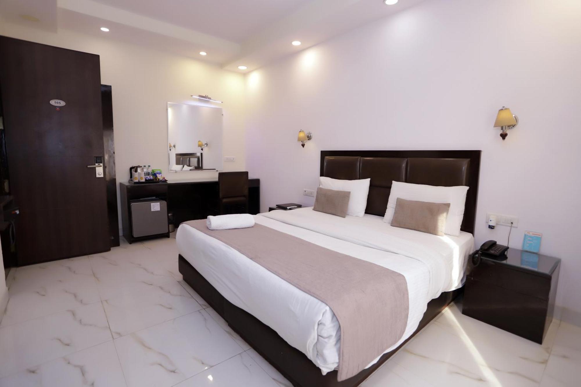 Hotel Pk Residency Noida Bagian luar foto