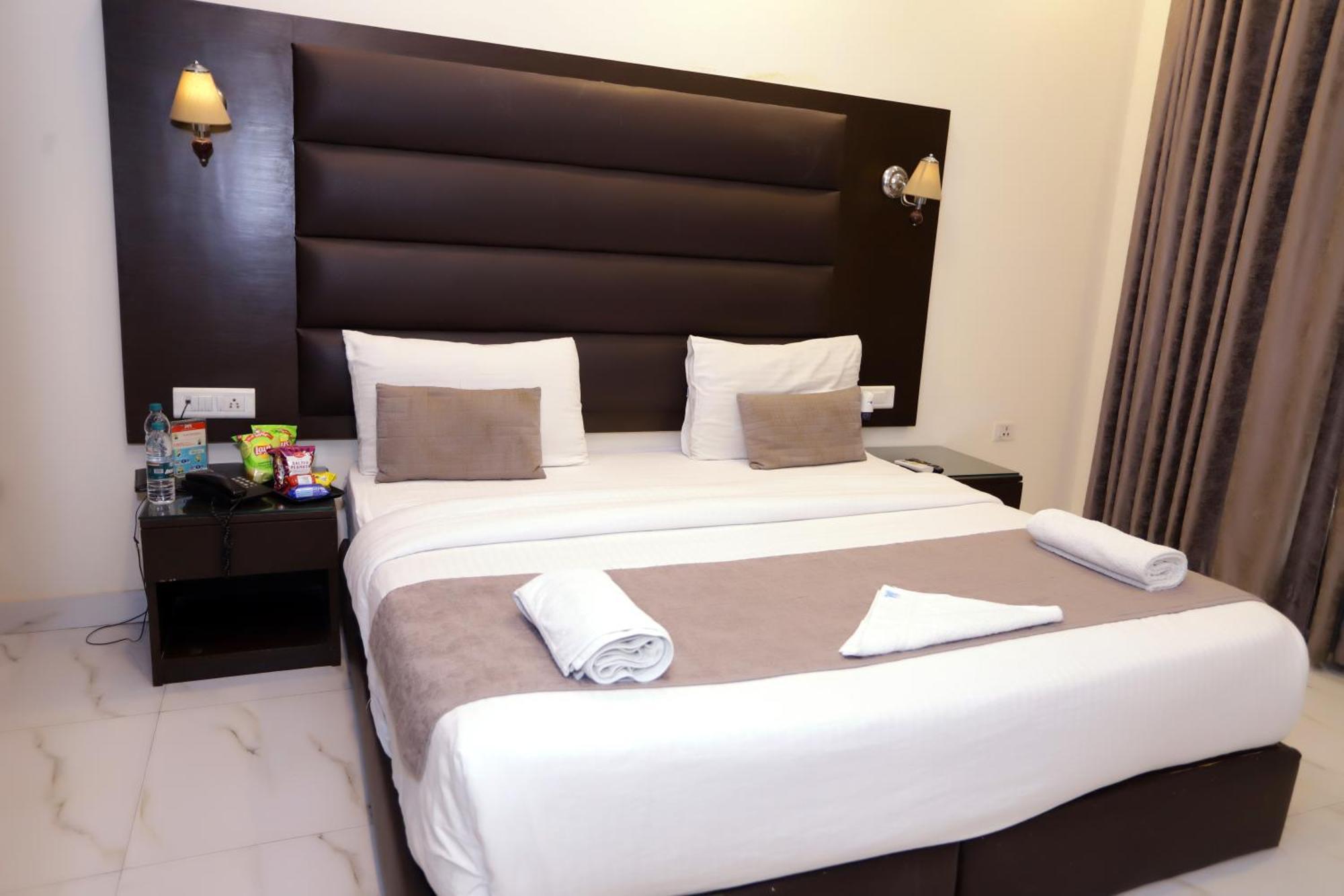 Hotel Pk Residency Noida Bagian luar foto