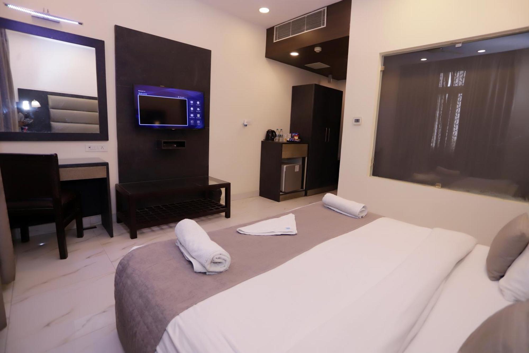 Hotel Pk Residency Noida Bagian luar foto