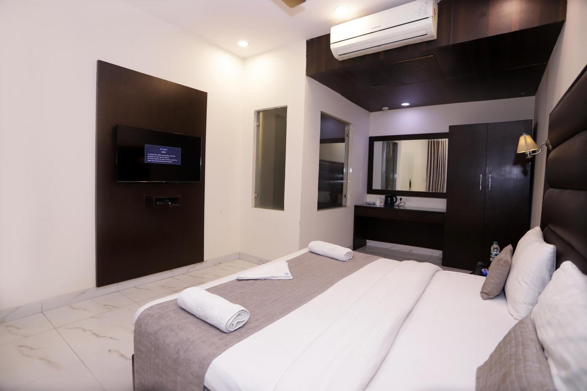 Hotel Pk Residency Noida Bagian luar foto