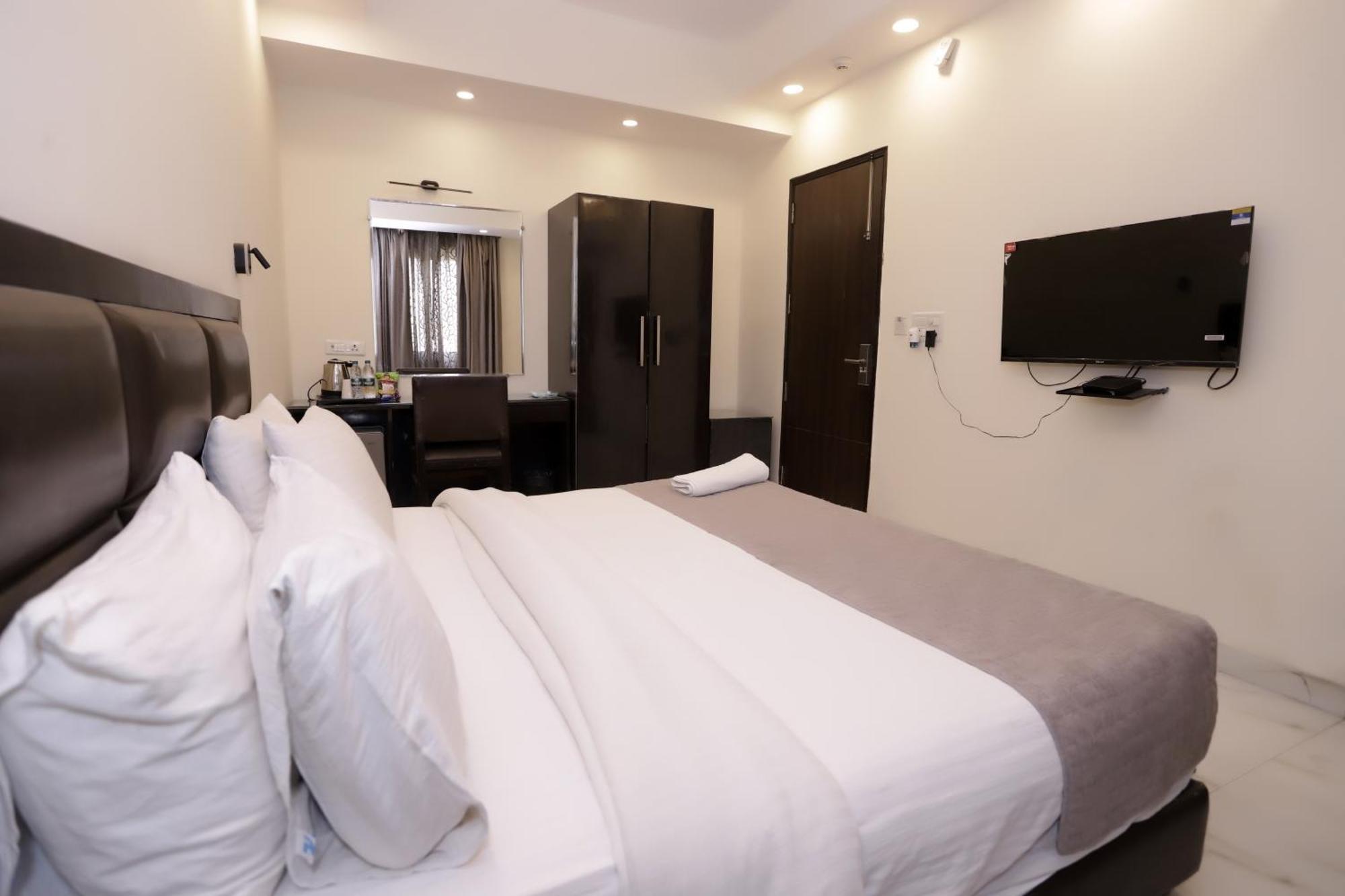 Hotel Pk Residency Noida Bagian luar foto