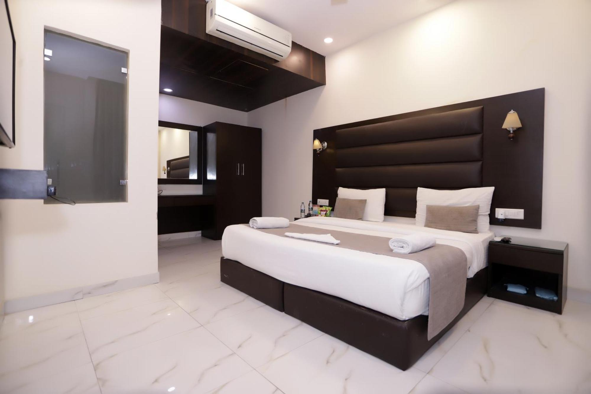 Hotel Pk Residency Noida Bagian luar foto