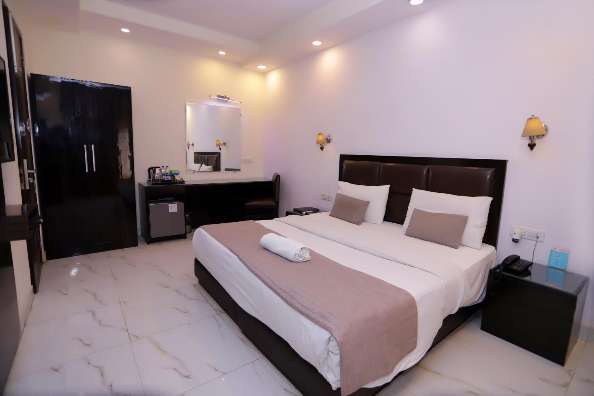 Hotel Pk Residency Noida Bagian luar foto