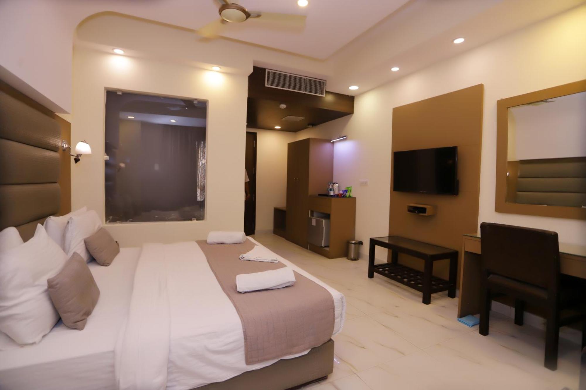 Hotel Pk Residency Noida Bagian luar foto