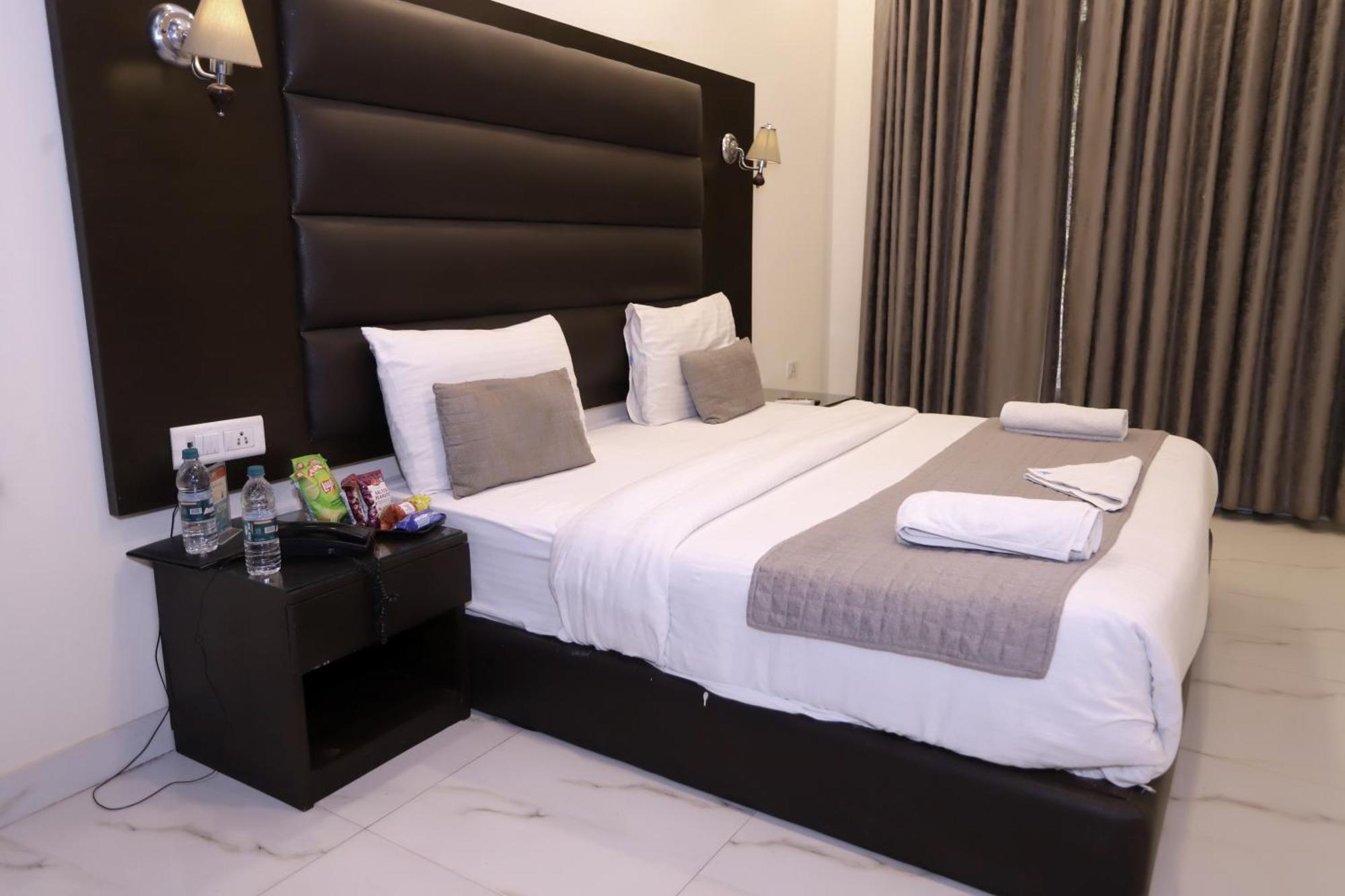 Hotel Pk Residency Noida Bagian luar foto
