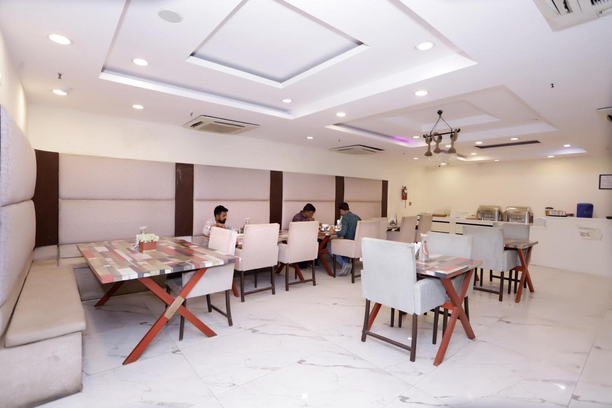 Hotel Pk Residency Noida Bagian luar foto