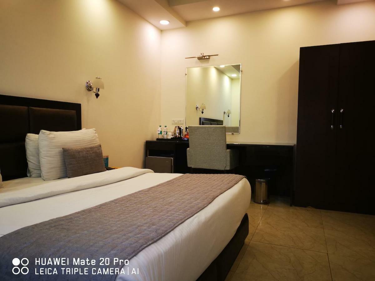 Hotel Pk Residency Noida Bagian luar foto